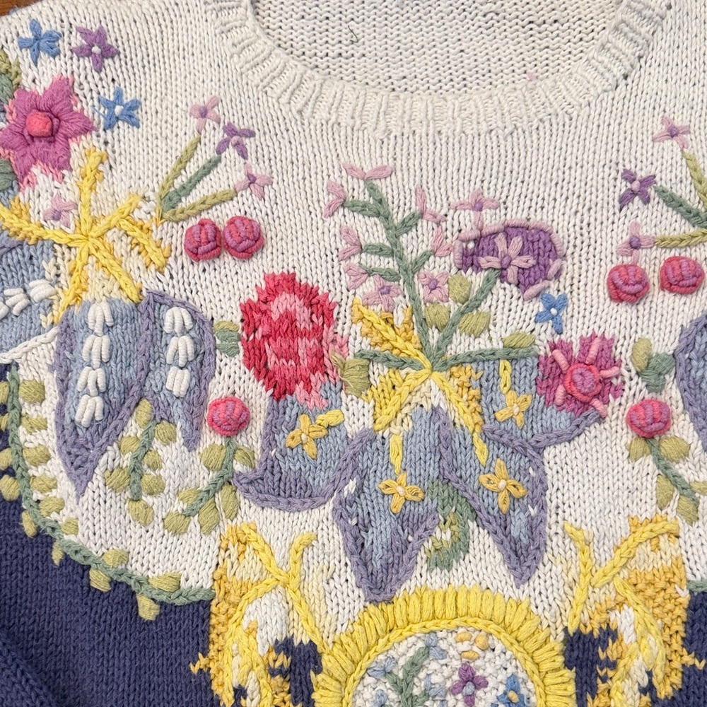 Vintage Floral Embroidered Women's Sweater - Blue and White. Hand knit - Picture 3 of 16